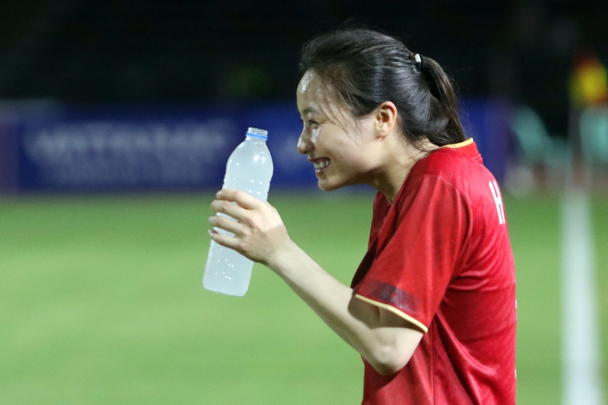 Hot girl tuyển Việt Nam biểu cảm cực đáng yêu, tẽn tò vì bị đồng đội 'bắt lỗi' - Ảnh 8.