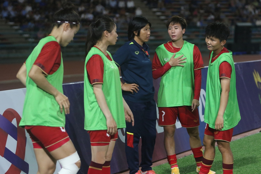 Hot girl tuyển Việt Nam biểu cảm cực đáng yêu, tẽn tò vì bị đồng đội 'bắt lỗi' - Ảnh 4.