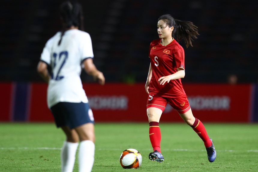 Hot girl tuyển Việt Nam biểu cảm cực đáng yêu, tẽn tò vì bị đồng đội 'bắt lỗi' - Ảnh 6.