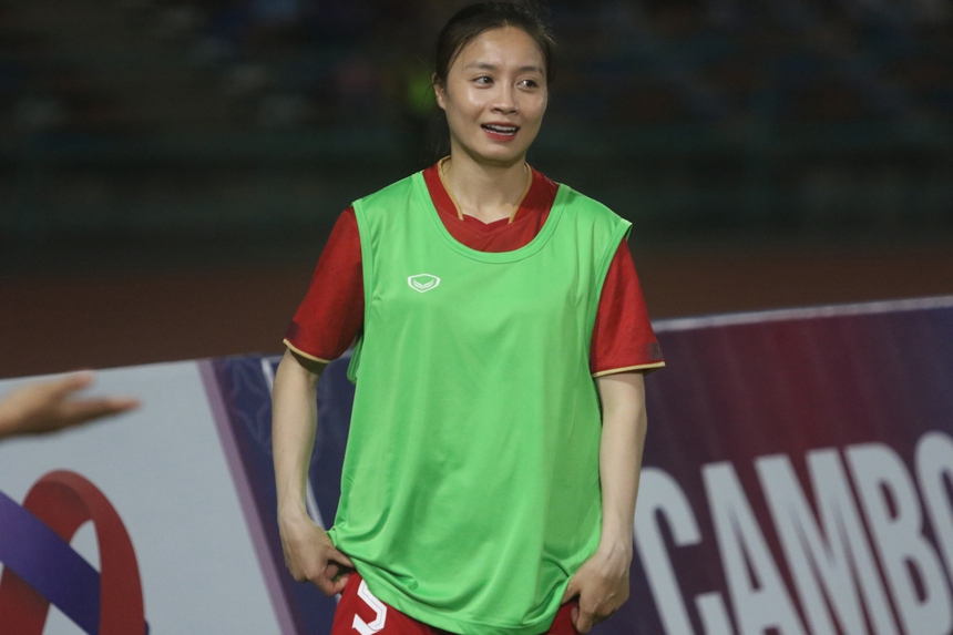 Hot girl tuyển Việt Nam biểu cảm cực đáng yêu, tẽn tò vì bị đồng đội 'bắt lỗi' - Ảnh 2.