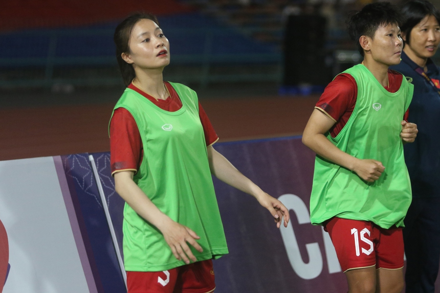 Hot girl tuyển Việt Nam biểu cảm cực đáng yêu, tẽn tò vì bị đồng đội 'bắt lỗi' - Ảnh 5.