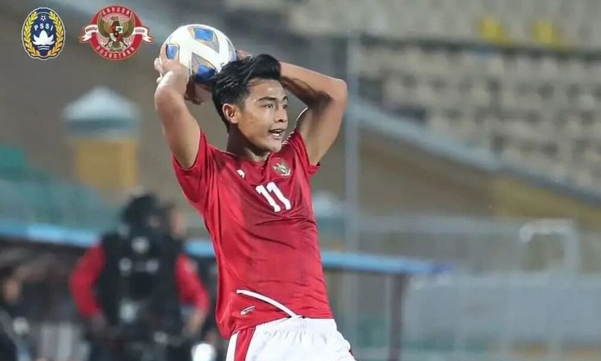 Sao Indonesia 'cosplay' tuyệt kĩ ném biên của huyền thoại Premier League, gây choáng váng với U22 Việt Nam - Ảnh 2.