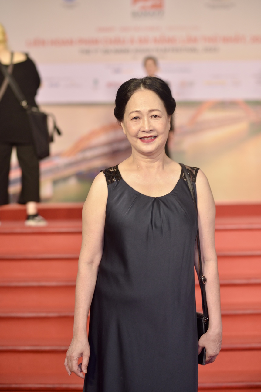 Thảm đỏ bế mạc LHP châu Á Đà Nẵng: Em gái Trấn Thành và Đồng Ánh Quỳnh khoe visual đỉnh, Kim Duyên cùng dàn mỹ nhân đổ bộ - Ảnh 15. Thảm đỏ bế mạc LHP châu Á Đà Nẵng: Em gái Trấn Thành và Đồng Ánh Quỳnh khoe visual đỉnh, Kim Duyên cùng dàn mỹ nhân đổ bộ - Ảnh 15.