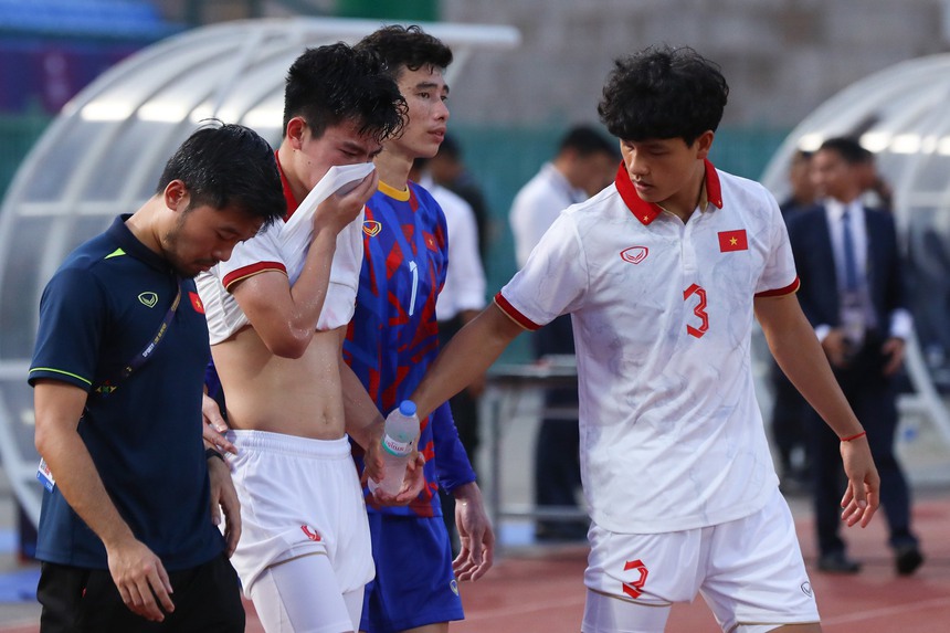 U22 Việt Nam thua cay đắng, HLV Troussier họp nóng với trợ lý ngay tại sân - Ảnh 4.