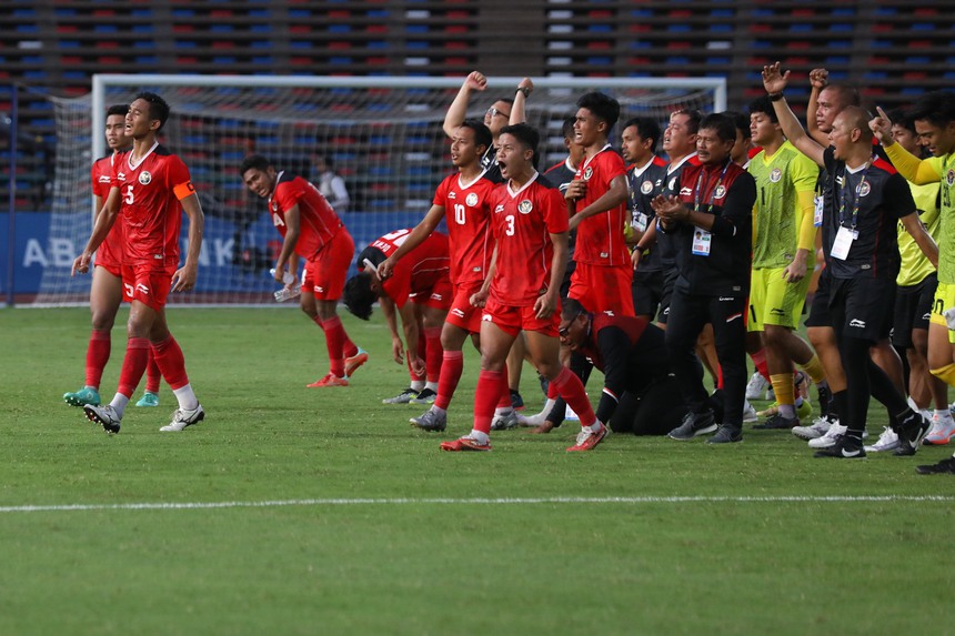 U22 Việt Nam thua cay đắng, HLV Troussier họp nóng với trợ lý ngay tại sân - Ảnh 8.