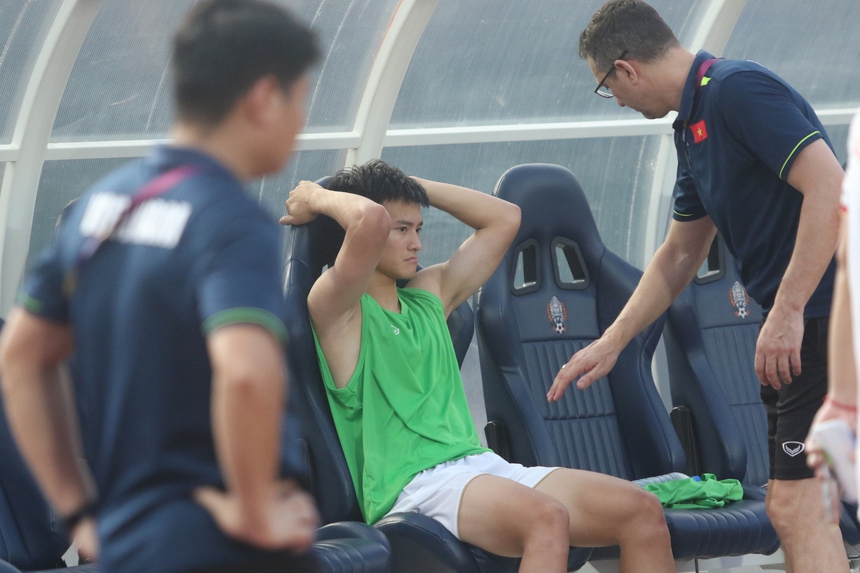 U22 Việt Nam thua cay đắng, HLV Troussier họp nóng với trợ lý ngay tại sân - Ảnh 5.