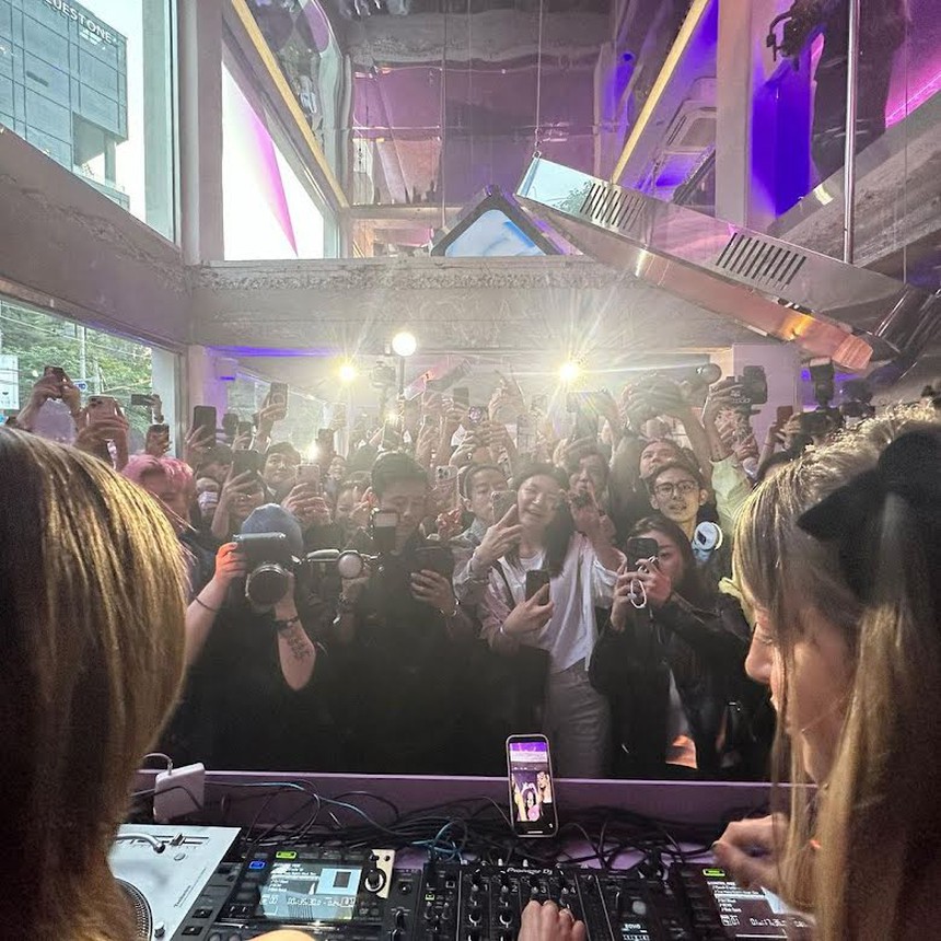 Jennie (BLACKPINK) "bóc trần" cuộc sống của người nổi tiếng: Luôn bị cả trăm camera hướng về phía mình - Ảnh 2. Jennie (BLACKPINK) "bóc trần" cuộc sống của người nổi tiếng: Luôn bị cả trăm camera hướng về phía mình - Ảnh 2.