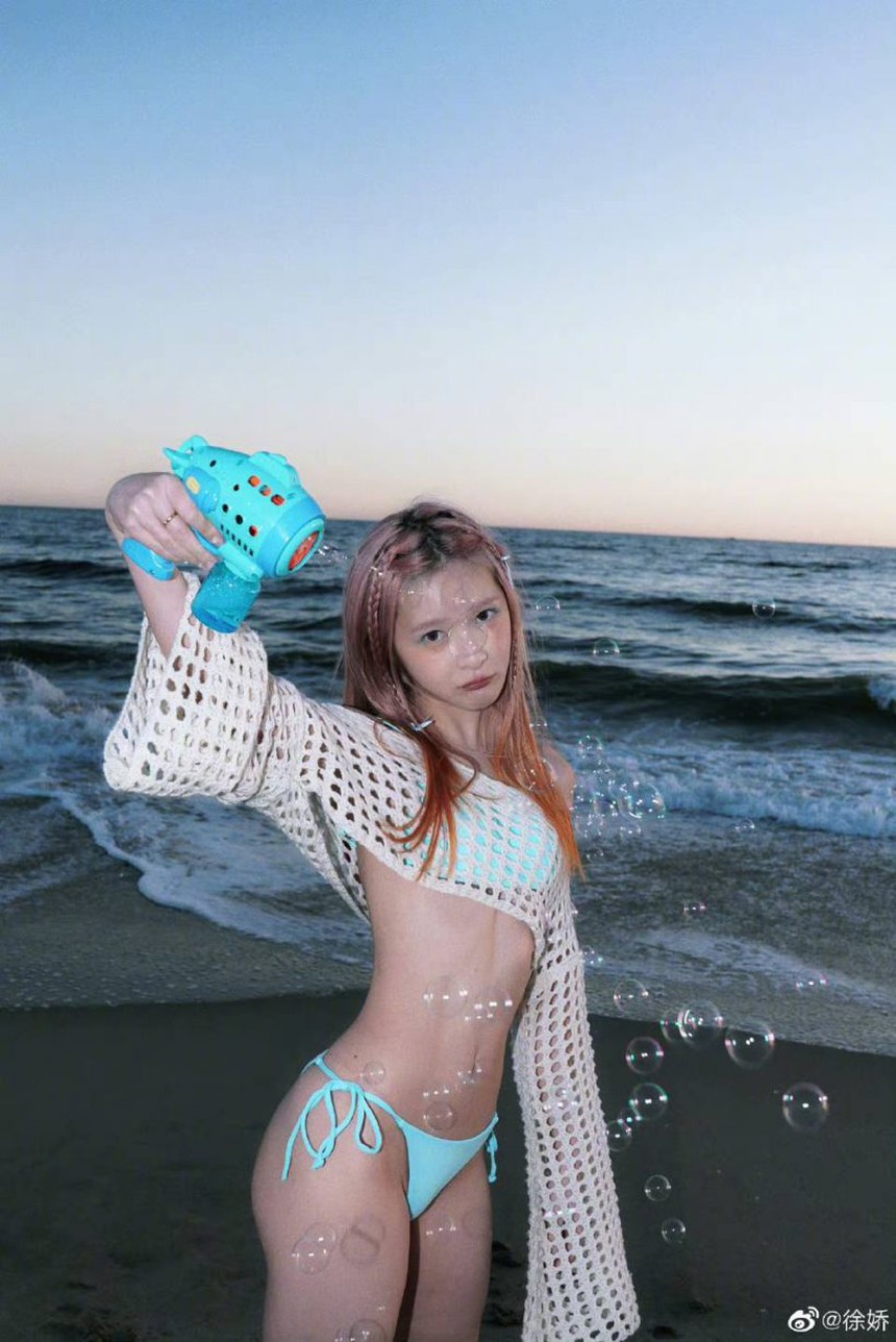 'Con trai màn ảnh' của Châu Tinh Trì gây tranh cãi với loạt ảnh mặc bikini gợi cảm sau 15 năm  - Ảnh 2.