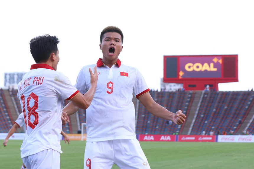 "Cầm vàng còn để vàng rơi", U22 Việt Nam lỡ cuộc ngược dòng ngoạn mục, đau đớn rời SEA Games - Ảnh 3. "Cầm vàng còn để vàng rơi", U22 Việt Nam lỡ cuộc ngược dòng ngoạn mục, đau đớn rời SEA Games - Ảnh 3.