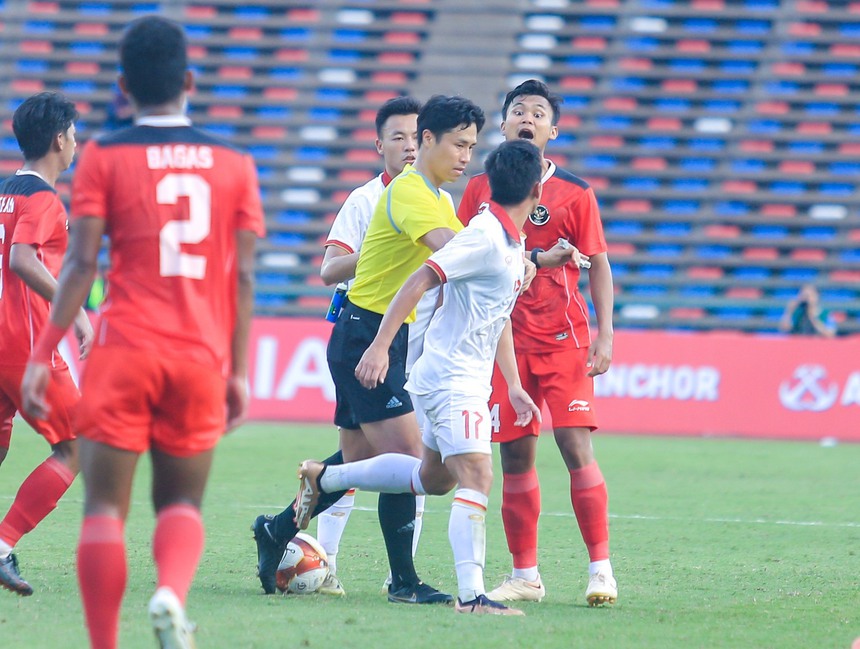 Văn Tùng đánh đầu cực chất gỡ hòa cho U22 Việt Nam trước Indonesia, cầu thủ 2 đội lao vào tranh cãi  - Ảnh 3.