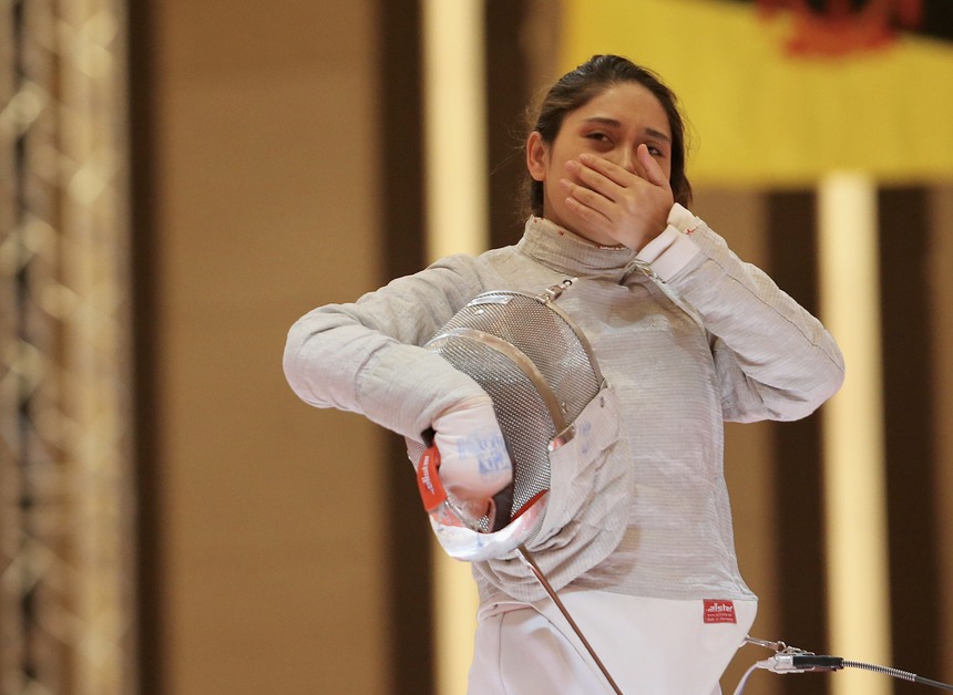 Nữ VĐV đấu kiếm ngã trẹo chân vẫn cố đấu đến cuối cùng, bật khóc khi đem về HCV thứ 90 cho Việt Nam ở SEA Games 32 - Ảnh 8.