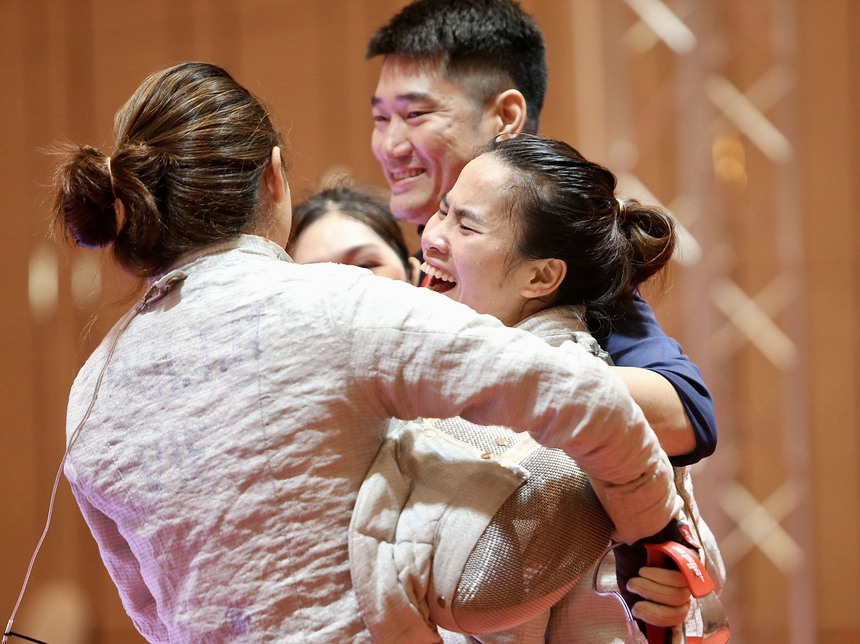 Nữ VĐV đấu kiếm ngã trẹo chân vẫn cố đấu đến cuối cùng, bật khóc khi đem về HCV thứ 90 cho Việt Nam ở SEA Games 32 - Ảnh 9.