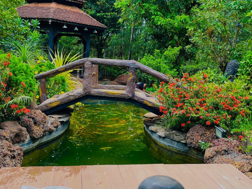 Sao Vbiz 'bỏ phố về vườn' xây biệt phủ 1.600m2, hoành tráng đến cỡ nào mà nhiều đại gia hỏi mua lại? - Ảnh 3. Sao Vbiz 'bỏ phố về vườn' xây biệt phủ 1.600m2, hoành tráng đến cỡ nào mà nhiều đại gia hỏi mua lại? - Ảnh 3.