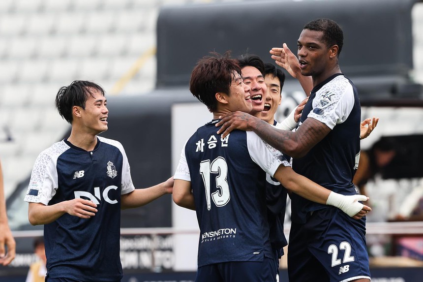 Văn Toàn đi bóng như “cơn lốc” khiến cầu thủ Hàn Quốc to cao ngã nhào vì không thể theo kịp - Ảnh 4. Văn Toàn đi bóng như “cơn lốc” khiến cầu thủ Hàn Quốc to cao ngã nhào vì không thể theo kịp - Ảnh 4.