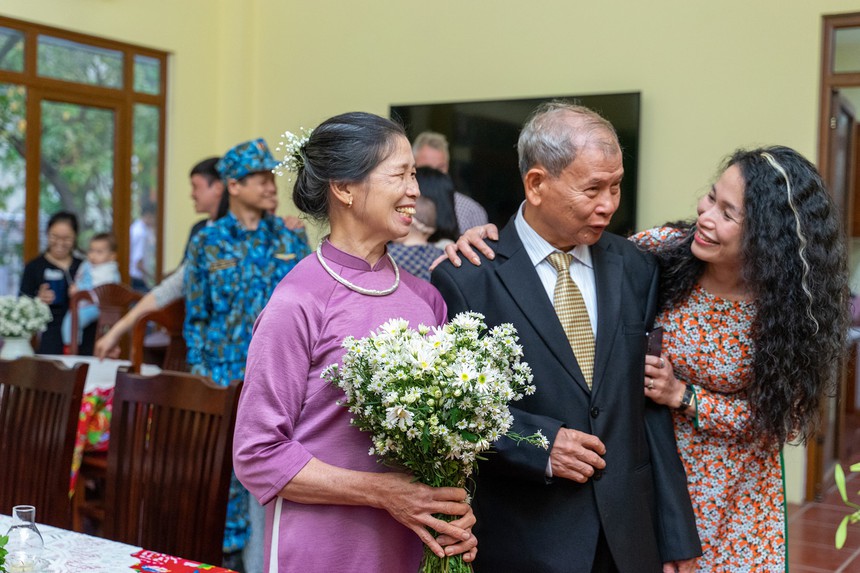 Đám cưới bí mật mang tên “45 năm chung 1 chiến hào”: Câu chuyện tình yêu chạm đến trái tim về những ngày của mẹ - Ảnh 2. Đám cưới bí mật mang tên “45 năm chung 1 chiến hào”: Câu chuyện tình yêu chạm đến trái tim về những ngày của mẹ - Ảnh 2.