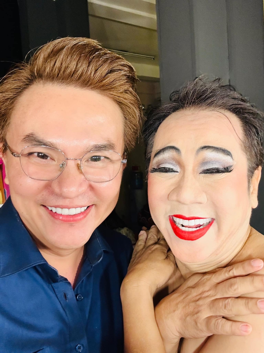 Thành Lộc chính thức rời Idecaf sau 26 năm, nghẹn ngào khoảnh khắc NSƯT Hữu Châu ôm chào tạm biệt - Ảnh 4.