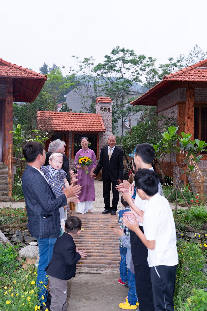 Đám cưới bí mật mang tên “45 năm chung 1 chiến hào”: Câu chuyện tình yêu chạm đến trái tim về những ngày của mẹ - Ảnh 7. Đám cưới bí mật mang tên “45 năm chung 1 chiến hào”: Câu chuyện tình yêu chạm đến trái tim về những ngày của mẹ - Ảnh 7.