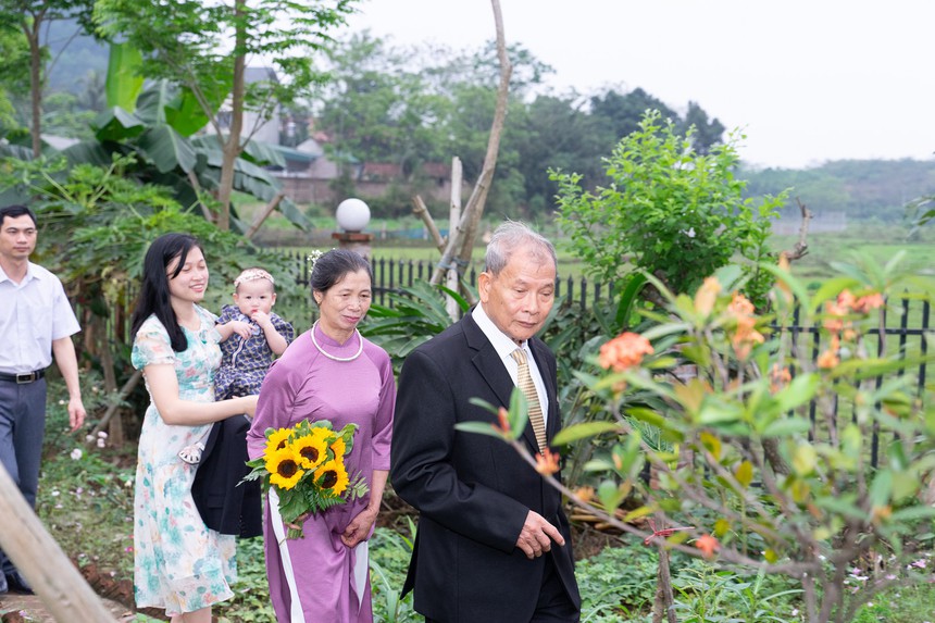 Đám cưới bí mật mang tên “45 năm chung 1 chiến hào”: Câu chuyện tình yêu chạm đến trái tim về những ngày của mẹ - Ảnh 8. Đám cưới bí mật mang tên “45 năm chung 1 chiến hào”: Câu chuyện tình yêu chạm đến trái tim về những ngày của mẹ - Ảnh 8.