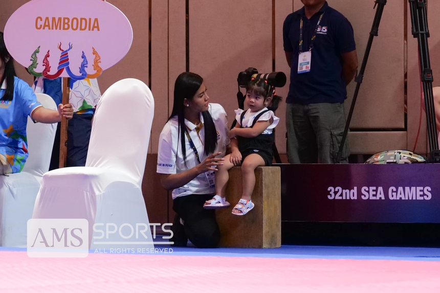 Mỹ nhân Campuchia ôm chầm lấy con nhỏ sau khi giành HCV, khoảnh khắc làm tan chảy mọi trái tim ở SEA Games  - Ảnh 4.