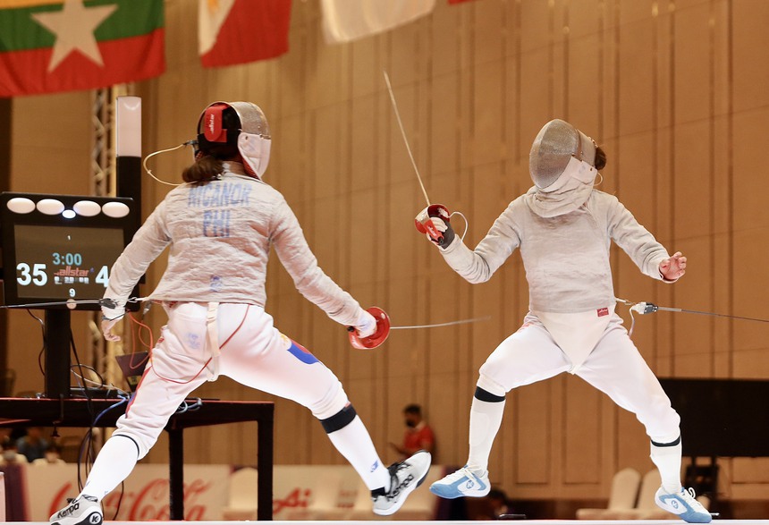 Nữ VĐV đấu kiếm ngã trẹo chân vẫn cố đấu đến cuối cùng, bật khóc khi đem về HCV thứ 90 cho Việt Nam ở SEA Games 32 - Ảnh 6.