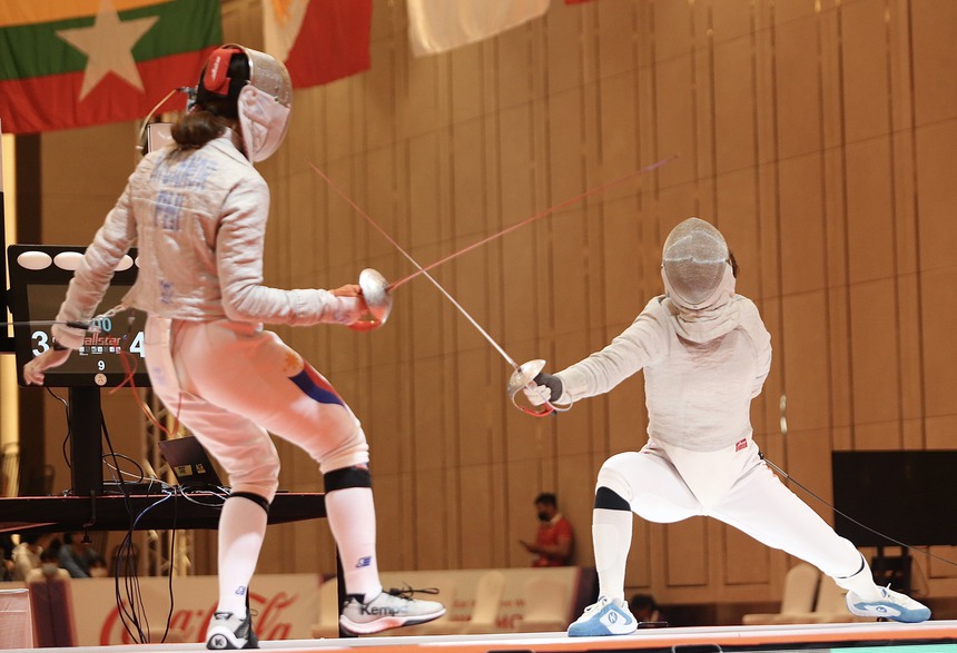 Nữ VĐV đấu kiếm ngã trẹo chân vẫn cố đấu đến cuối cùng, bật khóc khi đem về HCV thứ 90 cho Việt Nam ở SEA Games 32 - Ảnh 2.