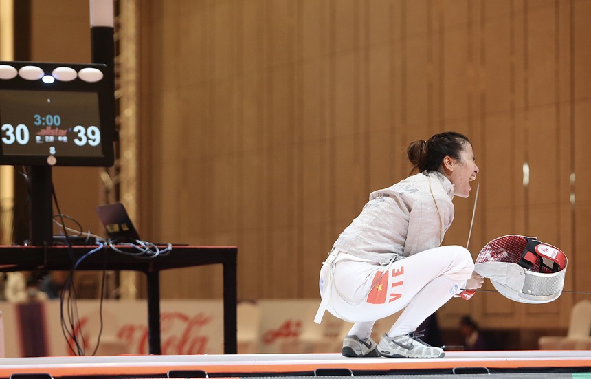 Nữ VĐV đấu kiếm ngã trẹo chân vẫn cố đấu đến cuối cùng, bật khóc khi đem về HCV thứ 90 cho Việt Nam ở SEA Games 32 - Ảnh 5.