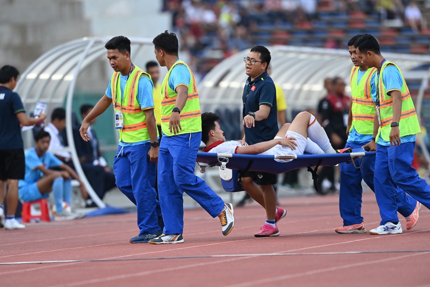 U22 Việt Nam “khủng hoảng” tiền đạo trước trận tranh HCĐ - Ảnh 1.