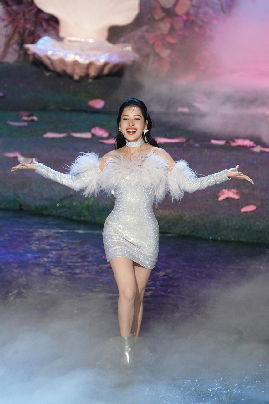 Sân khấu 'See Tình' của team Chi Pu: Đẹp mãn nhãn nhưng mất điểm vì chi tiết này - Ảnh 4.