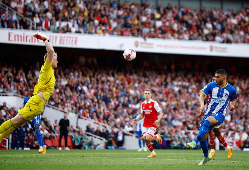 Arsenal thua thảm Brighton trong ngày Trossard "tặng quà" cho đội bóng cũ, hết hy vọng bám đuổi Man City - Ảnh 4.