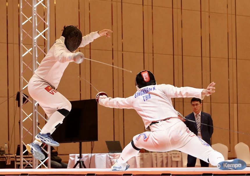 Nữ VĐV đấu kiếm ngã trẹo chân vẫn cố đấu đến cuối cùng, bật khóc khi đem về HCV thứ 90 cho Việt Nam ở SEA Games 32 - Ảnh 12.