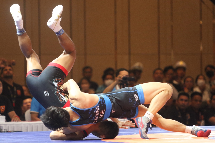 Liên tục nhấc bổng đối thủ Thái Lan, võ sĩ Việt Nam giành HCV SEA Games 'dễ như ăn kẹo' - Ảnh 9.