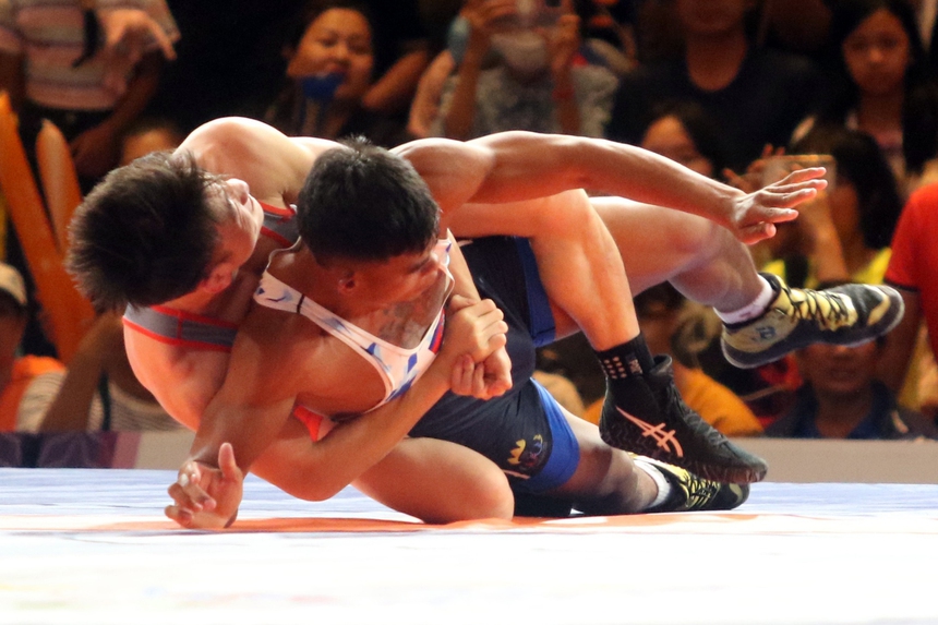 Liên tục nhấc bổng đối thủ Thái Lan, võ sĩ Việt Nam giành HCV SEA Games 'dễ như ăn kẹo' - Ảnh 6.