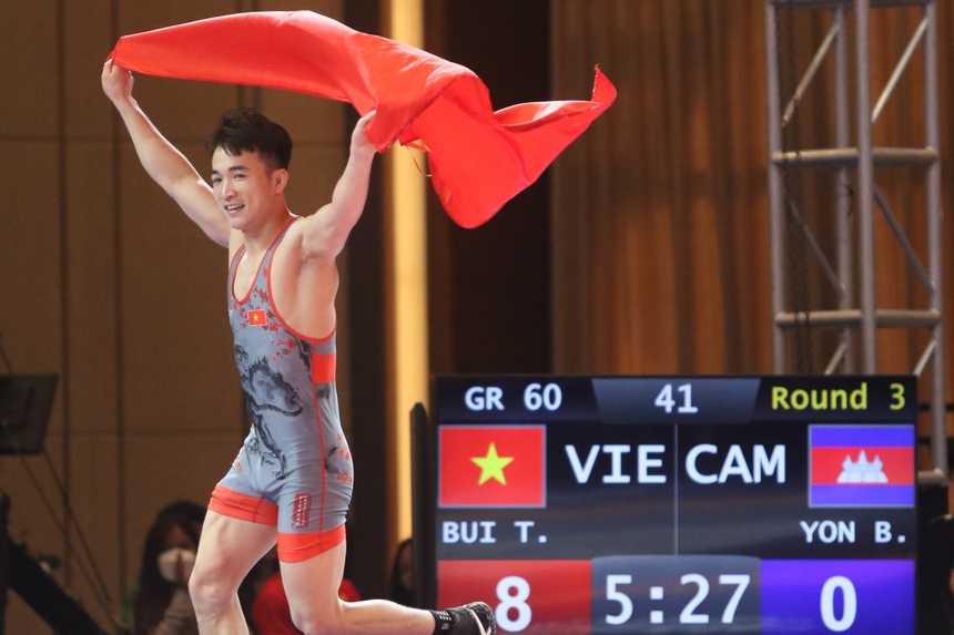 Liên tục nhấc bổng đối thủ Thái Lan, võ sĩ Việt Nam giành HCV SEA Games 'dễ như ăn kẹo' - Ảnh 7.