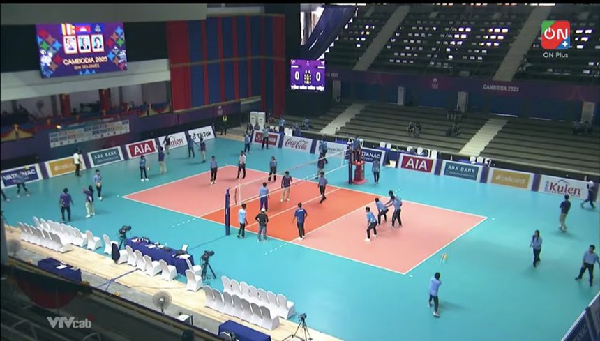 Tuyển bóng chuyền nữ Campuchia lại bỏ trận, tình nguyện viên và trọng tài vào sân đánh bóng - Ảnh 2.