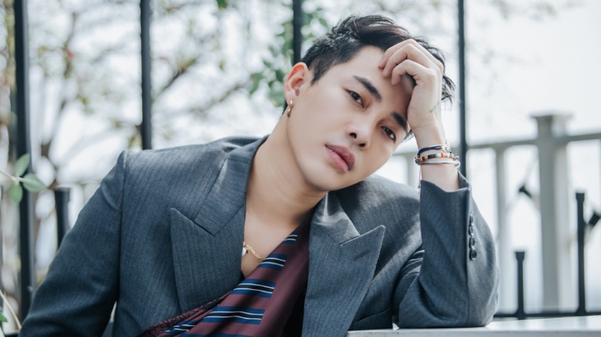 Chi Pu gặp sự cố ngay trước khi diễn “See Tình”: Bị ekip Trung làm mất đồ, xé váy để chữa cháy thì bị đạo diễn hét lên bắt dừng lại - Ảnh 4.