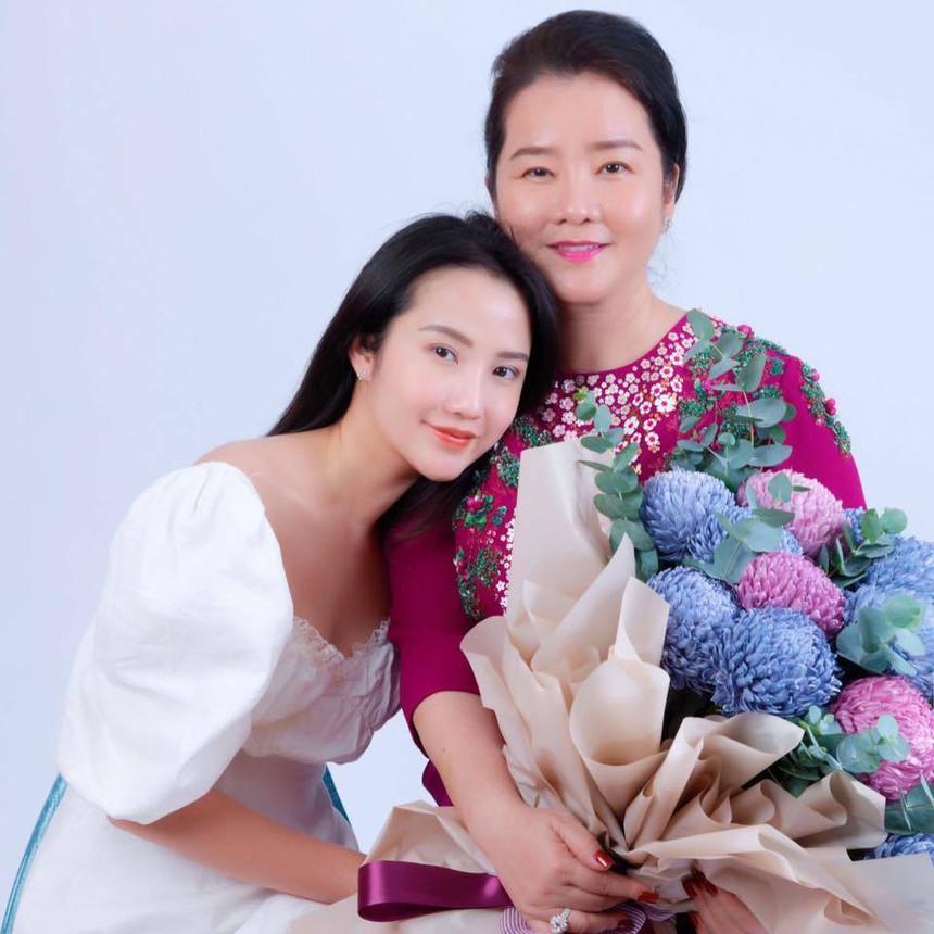 Mẹ vợ quyền lực của TGĐ Phan Thành tiết lộ cách dạy con “gắt” như trừ điểm thanh lịch: Không được đi bar, bắt buộc 9h tối có mặt ở nhà - Ảnh 3.