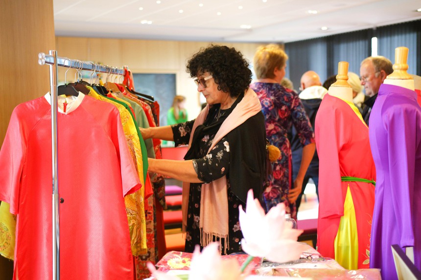 'Nghe Áo dài kể chuyện' trên đất Pháp - Ảnh 6.