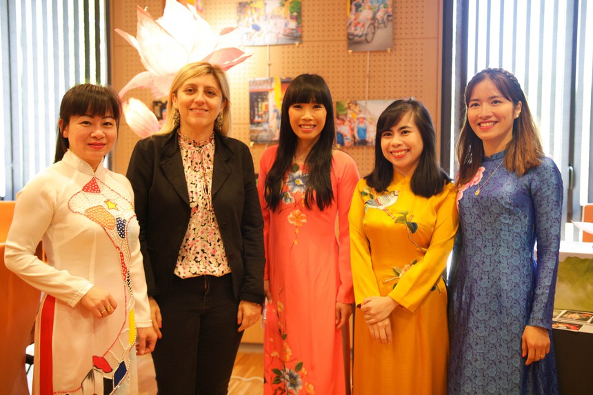 'Nghe Áo dài kể chuyện' trên đất Pháp - Ảnh 7.