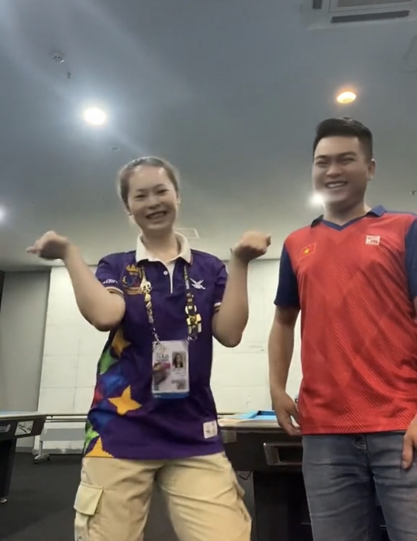 'See tình' của Hoàng Thuỳ Linh xuất hiện ở SEA Games 32, người Campuchia thích thú đu đưa theo nhạc - Ảnh 3. 'See tình' của Hoàng Thuỳ Linh xuất hiện ở SEA Games 32, người Campuchia thích thú đu đưa theo nhạc - Ảnh 3.