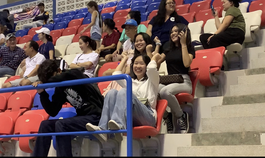 'See tình' của Hoàng Thuỳ Linh xuất hiện ở SEA Games 32, người Campuchia thích thú đu đưa theo nhạc - Ảnh 2. 'See tình' của Hoàng Thuỳ Linh xuất hiện ở SEA Games 32, người Campuchia thích thú đu đưa theo nhạc - Ảnh 2.