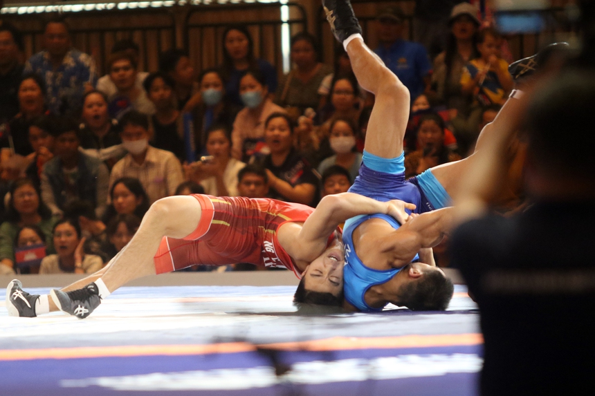 Liên tục nhấc bổng đối thủ Thái Lan, võ sĩ Việt Nam giành HCV SEA Games 'dễ như ăn kẹo' - Ảnh 3.