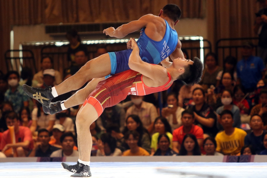 Liên tục nhấc bổng đối thủ Thái Lan, võ sĩ Việt Nam giành HCV SEA Games 'dễ như ăn kẹo' - Ảnh 2.