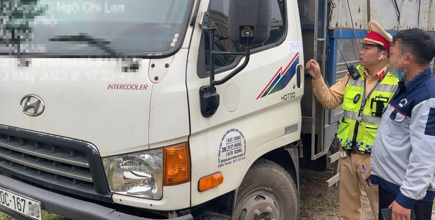 Phạt 24 triệu đồng, tước bằng 17 tháng với lái xe vi phạm nồng độ cồn, không nhường cho xe ưu tiên - Ảnh 1.