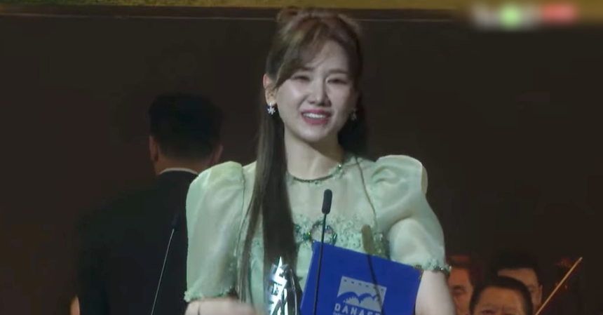 Hari Won thay Trấn Thành nhận giải đạo diễn xuất sắc, có phát ngôn gây bão mạng xã hội - Ảnh 2.