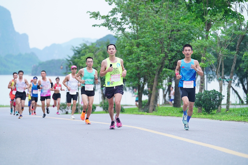 Những runner 'cosplay' siêu ngộ nghĩnh trên đường chạy ở Tam Chúc - Ảnh 8.