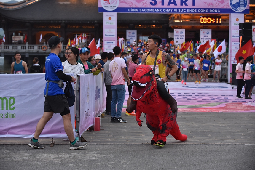 Những runner 'cosplay' siêu ngộ nghĩnh trên đường chạy ở Tam Chúc - Ảnh 2.