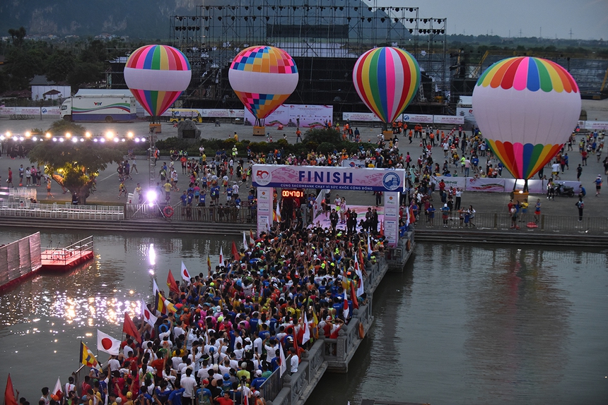 Những runner 'cosplay' siêu ngộ nghĩnh trên đường chạy ở Tam Chúc - Ảnh 6.