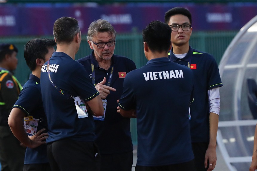 U22 Việt Nam "tự bắn vào chân mình" ở thời khắc quyết định, lỗi do ai? - Ảnh 2. U22 Việt Nam "tự bắn vào chân mình" ở thời khắc quyết định, lỗi do ai? - Ảnh 2.