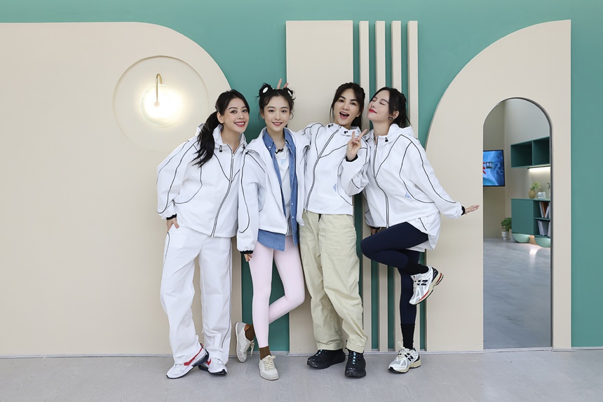 Tan chảy trước khoảnh khắc Chi Pu bồng bế, khích lệ Ngô Thiến vì gặp khó khăn với See tình ở Đạp gió 2023 - Ảnh 2.