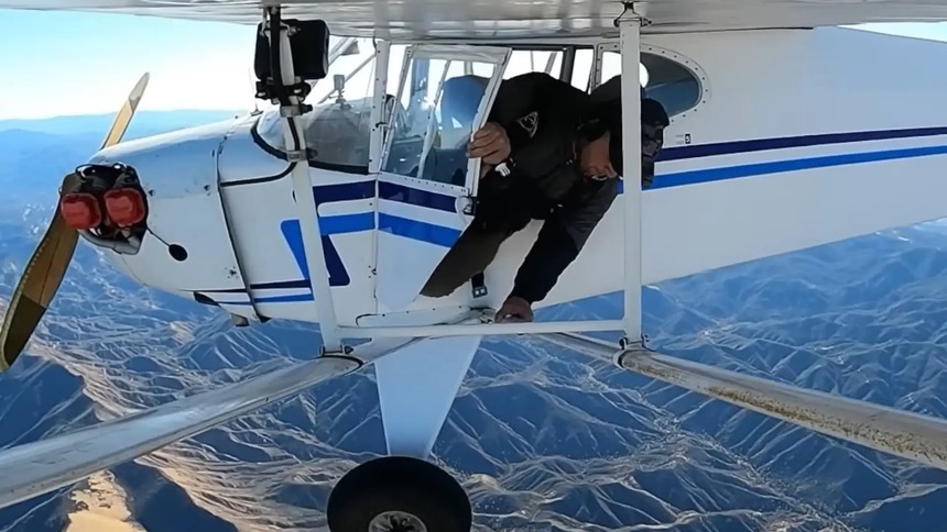 Đâm xe câu view xưa rồi, giờ YouTuber còn đâm máy bay câu view và phải trả giá đắt - Ảnh 2. Đâm xe câu view xưa rồi, giờ YouTuber còn đâm máy bay câu view và phải trả giá đắt - Ảnh 2.